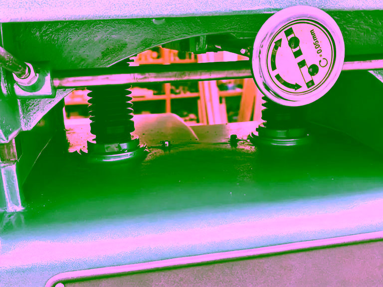 Thicknessing table with bellows-covered lifting screws and height indicator