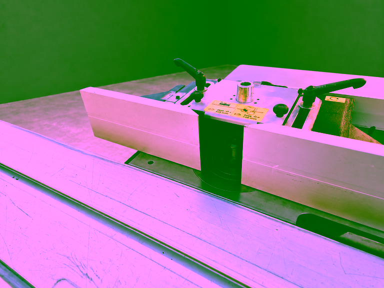 Ø 30 mm spindle between the aluminium fences; sliding table with signs of use