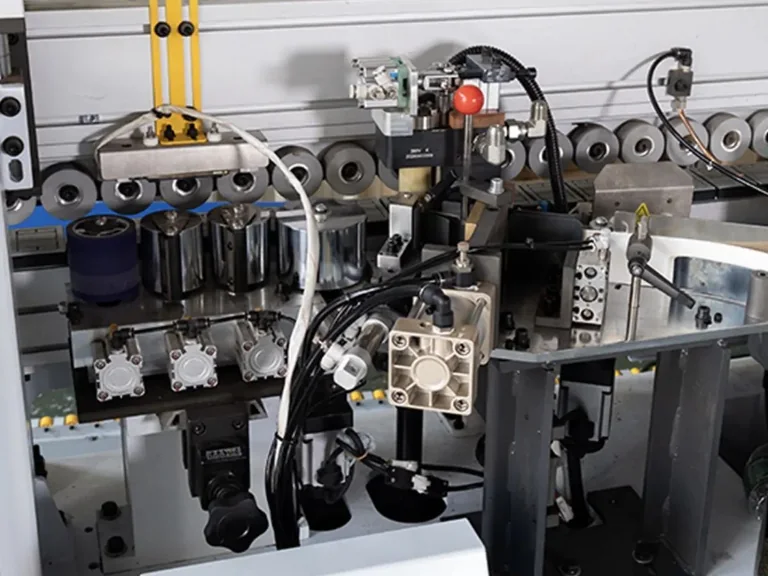 Four-wheel servo pressing and forming presses of the HELEX HE 60 EL edge bander