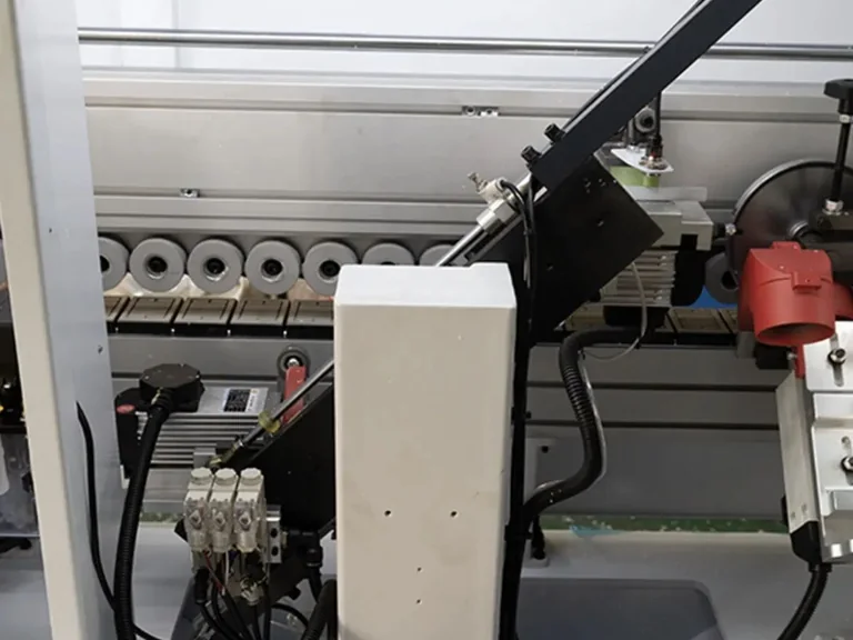 Spraying unit and pneumatic valve block between the working groups
