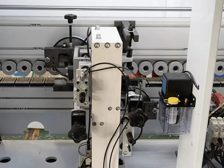Scraping unit of the HELEX HE 60 EL with central lubrication reservoir
