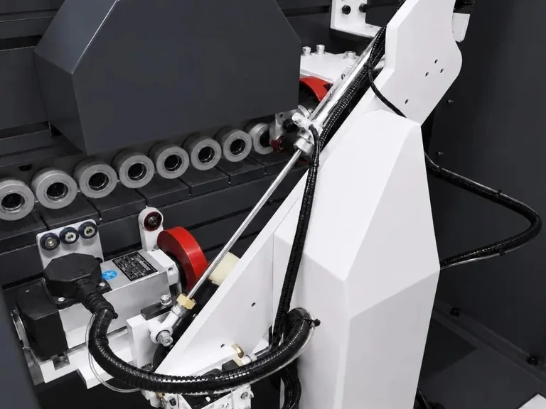 End cutting carriage with tracking guide