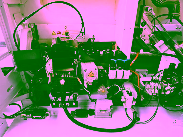 Edgebanding feed and gluing area with pneumatic pressure regulators