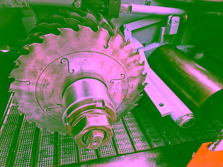 Saw blades on the arbor and upper pressure roller
