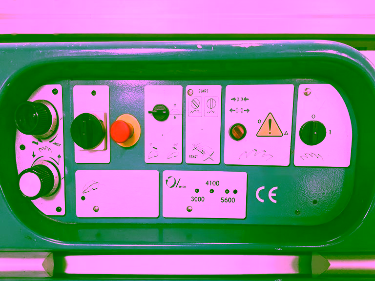 Control panel with the three spindle speeds