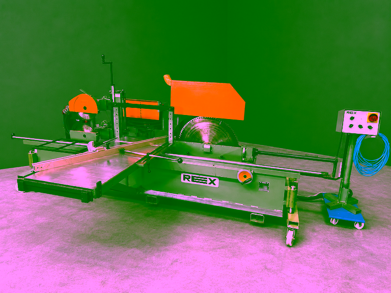 Front view with sliding table, main saw blade and control terminal