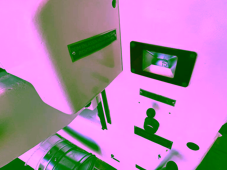 Right side with thickness scale, levers and extraction connection